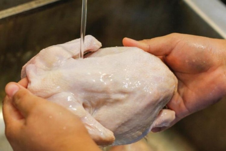 &Ccedil;iğ tavuktaki &ouml;l&uuml;m tehlikesi! Zehirlenme riski artıyor
