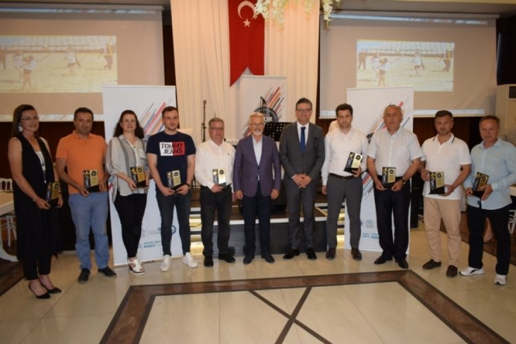 Bursa'da Spor Şenlikleri'nde g&ouml;rev alanlara plaket verildi