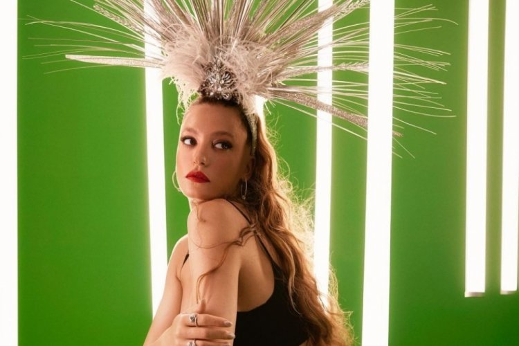 Serenay Sarıkaya, yeni pozlarını sosyal medya hesabından yayınladı