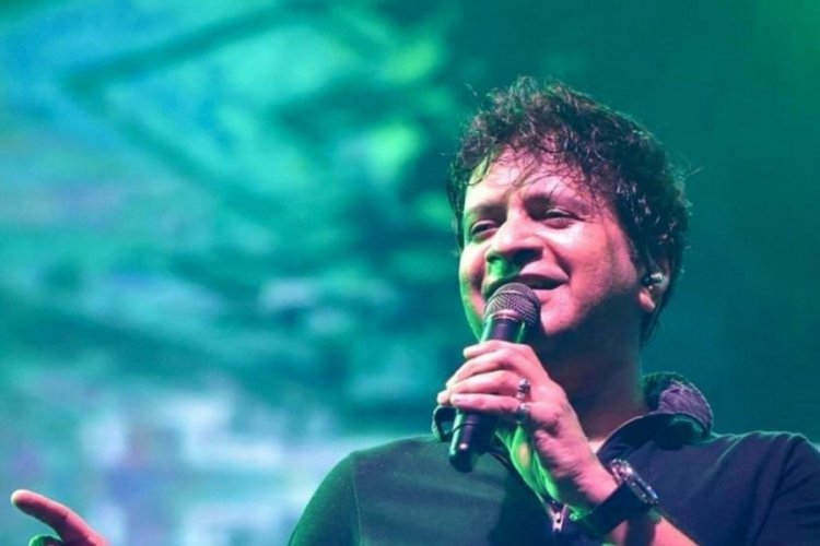 &Uuml;nl&uuml; Hintli şarkıcı konserinin ardından vefat etti