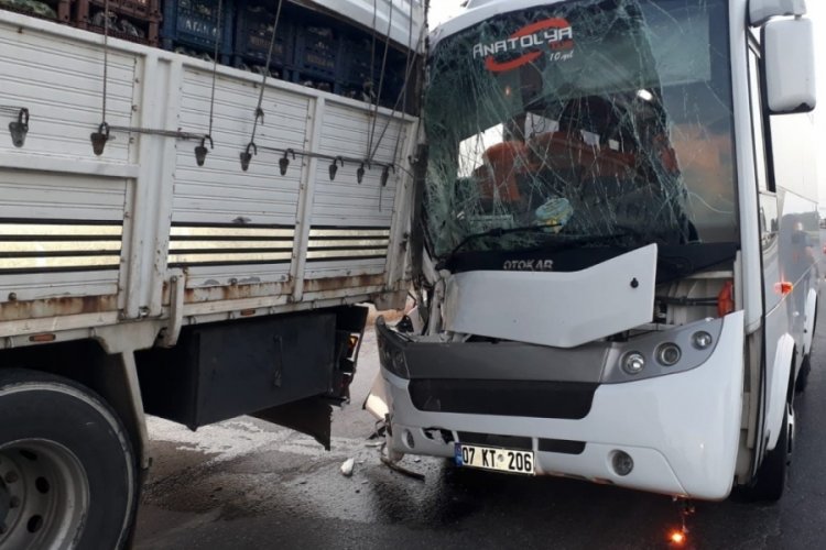 Tur midib&uuml;s&uuml; kamyona &ccedil;arptı