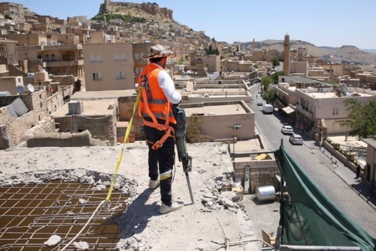 Mardin'de tarihi dokuyu bozan bina yıkılıyor