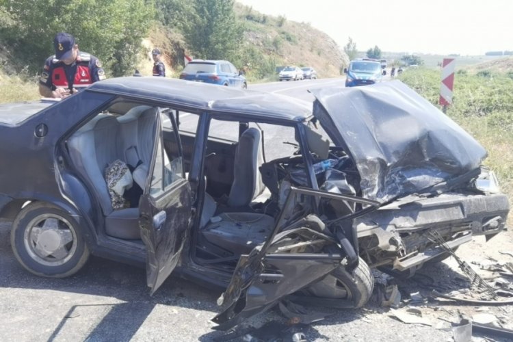 Bursa'da iki otomobil kafa kafaya &ccedil;arpıştı