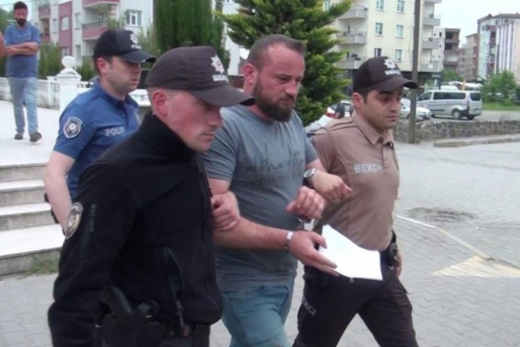 iş makinesiyle kovaladığı, i&ccedil;inde 2 kişi olan otomobili ters &ccedil;eviren operat&ouml;r tutuklandı