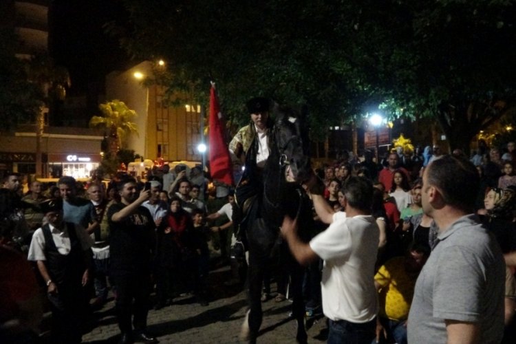 Belediye başkanı at sırtında halkı selamladı