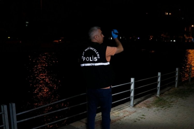 Y&uuml;z&uuml;n&uuml; yıkamak istediği suya d&uuml;ş&uuml;p kayboldu