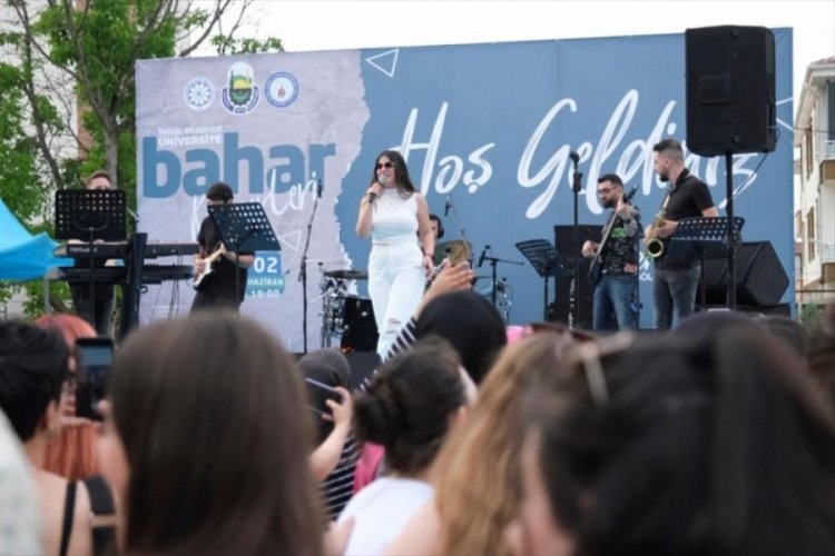 Bursa İneg&ouml;l'de konserle 'yaza merhaba' dediler
