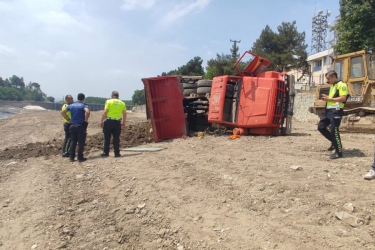 Bursa'da  toprak y&uuml;kl&uuml; kamyon devrildi: 1 yaralı