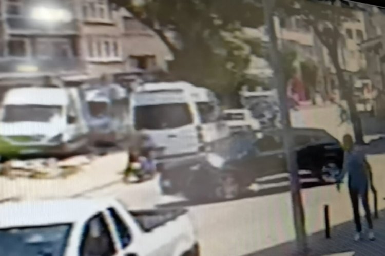 Bursa'da motosiklet, park halindeki minib&uuml;se &ccedil;arptı