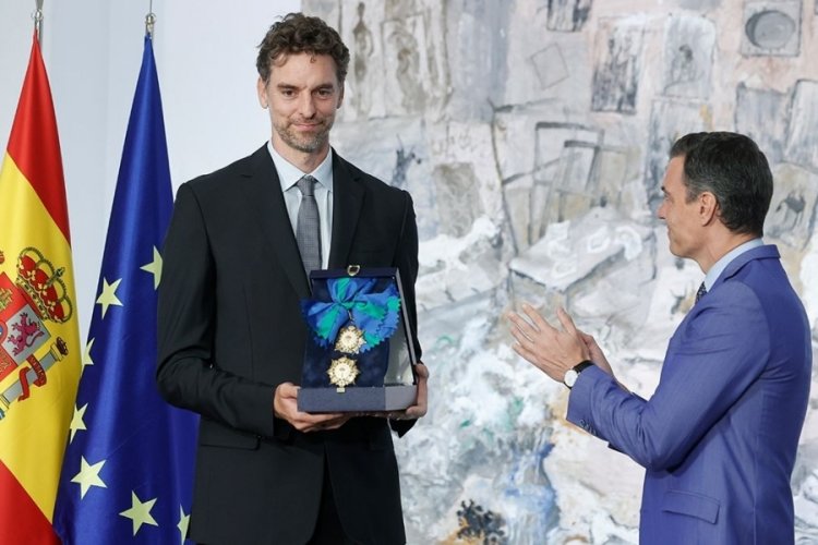 Pau Gasol'a sporda &uuml;st&uuml;n liyakat nişanı verildi