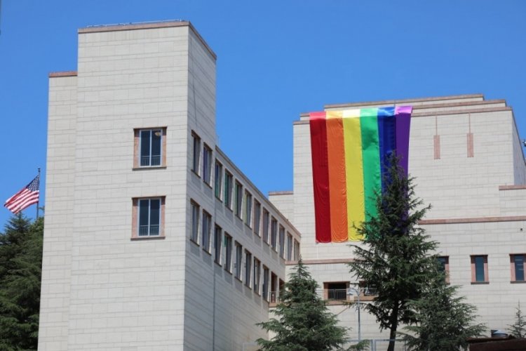 İstanbul'daki ABD Başkonsolosluğu'na LGBTİ bayrağı asıldı