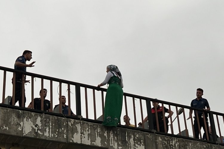 Sevgilisiyle tartışan kadın k&ouml;pr&uuml;ye &ccedil;ıkarak intihara kalkıştı