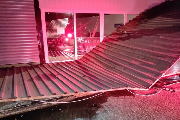 R&uuml;zgara dayanamayan &ccedil;atı vatandaşın &uuml;st&uuml;ne d&uuml;şt&uuml;