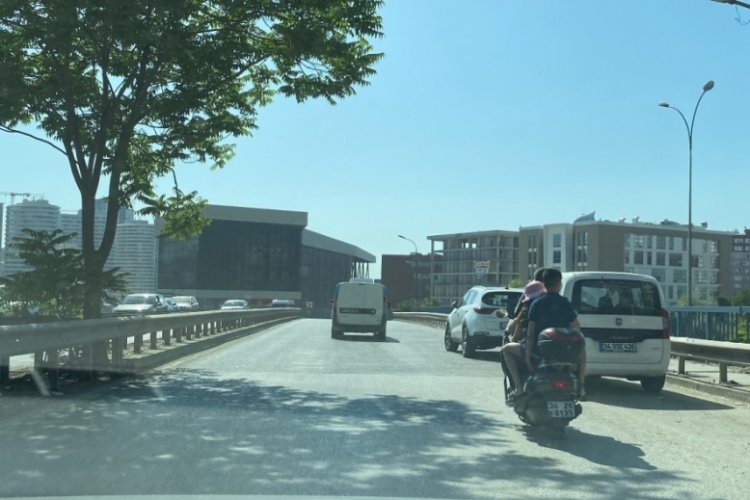 Motosiklet &uuml;zerinde aile boyu tehlikeli yolculuk