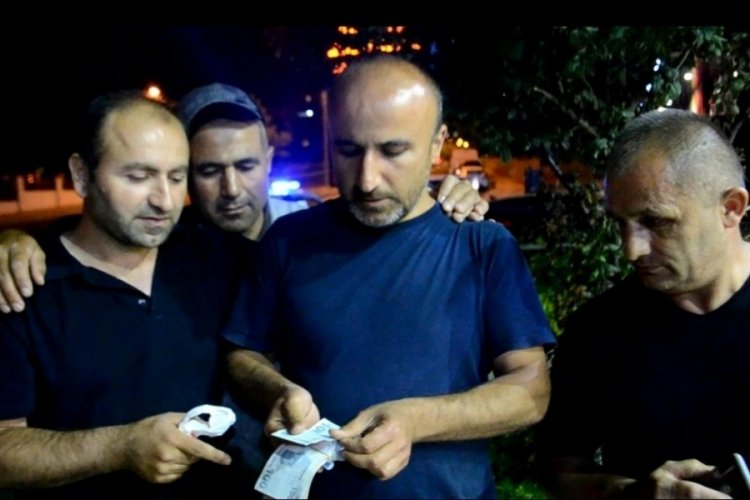 Yol ortasında bir poşet dolusu para buldu