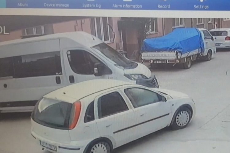 Bursa'da otomobil, &ouml;nce direğe daha sonra park halindeki araca &ccedil;arptı