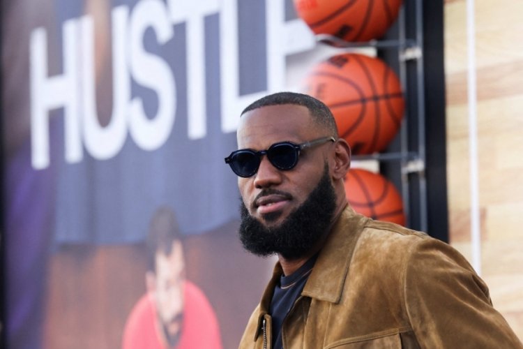 LeBron James, NBA'de aktif basketbol oynayan ilk milyarder