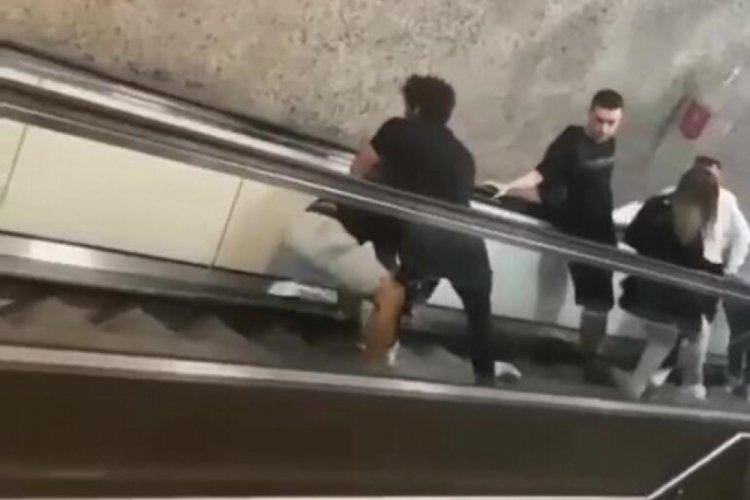 Y&uuml;r&uuml;yen merdivende tekme tokat kavga
