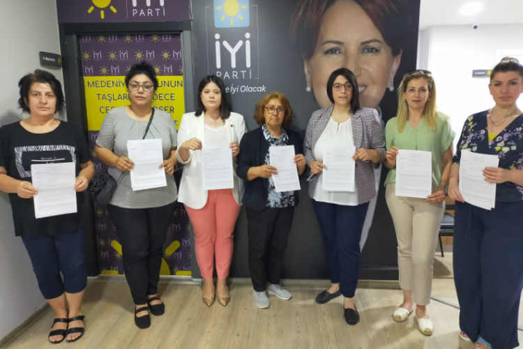 İYİ Partili kadınlardan 's&uuml;rt&uuml;k' kelimesi i&ccedil;in su&ccedil; duyurusu