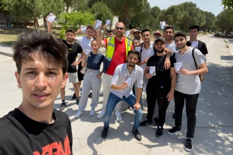 Bursa'da &uuml;niversite &ouml;ğrencilerinden 'G&uuml;venli Park' bilgilendirmesi