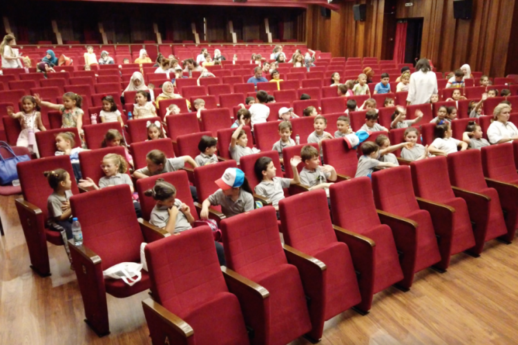 Bursa'da G&uuml;rsulu &ccedil;ocuklara sinema keyfi