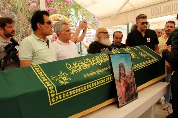 &Uuml;nl&uuml; oyuncu S&ouml;nmez Yıkılmaz son yolculuğuna uğurlandı