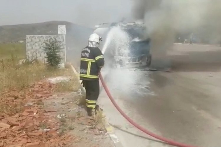Mazot y&uuml;kl&uuml; tanker alev alev yandı