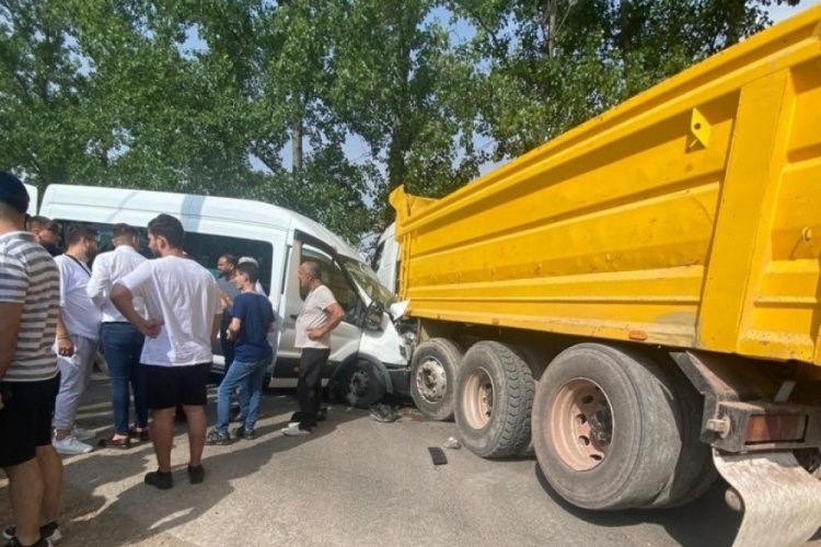 İş&ccedil;i servisi ile kamyon &ccedil;arpıştı: 7 yaralı