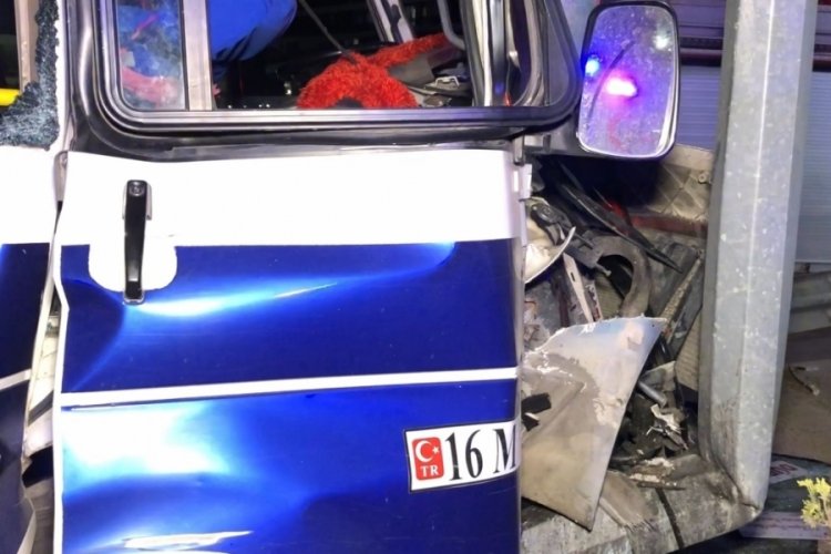 Bursa'da yolcu minib&uuml;s&uuml; y&ouml;n levhasına &ccedil;arptı: 1'i ağır 12 yaralı