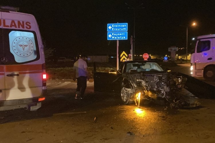 Hafif ticari ara&ccedil; ve otomobil &ccedil;arpıştı: 5 yaralı
