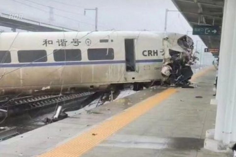 &Ccedil;in'de yolcu treni raydan &ccedil;ıktı: 1 &ouml;l&uuml;, 8 yaralı