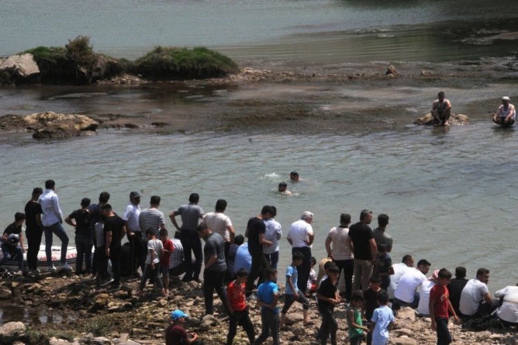 Serinlemek i&ccedil;in Dicle Nehri'ne girdi, cansız bedenine ulaşıldı
