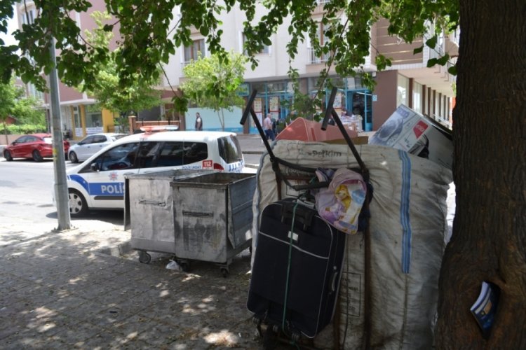 Geri d&ouml;n&uuml;ş&uuml;m atıklarını paylaşamadığı, &ccedil;ek &ccedil;ek&ccedil;i arkadaşını d&ouml;vd&uuml;