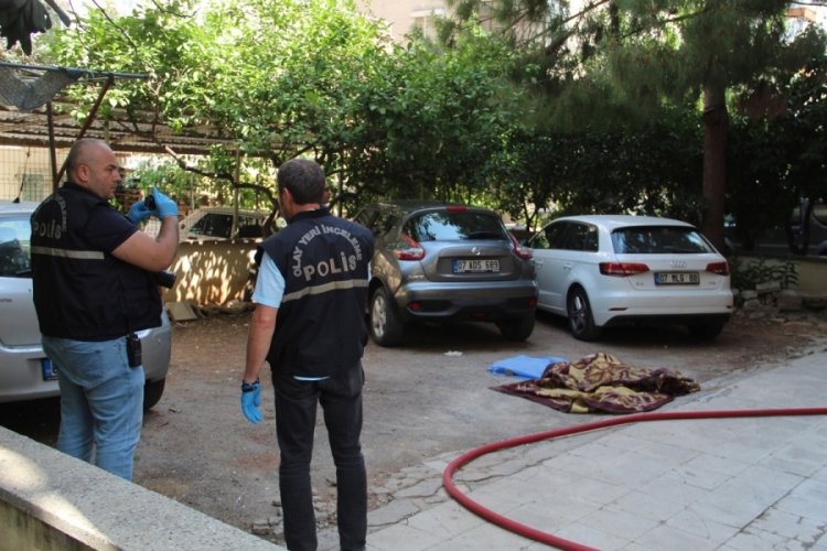 Yaşlı adam evini yakıp, balkondan atladı