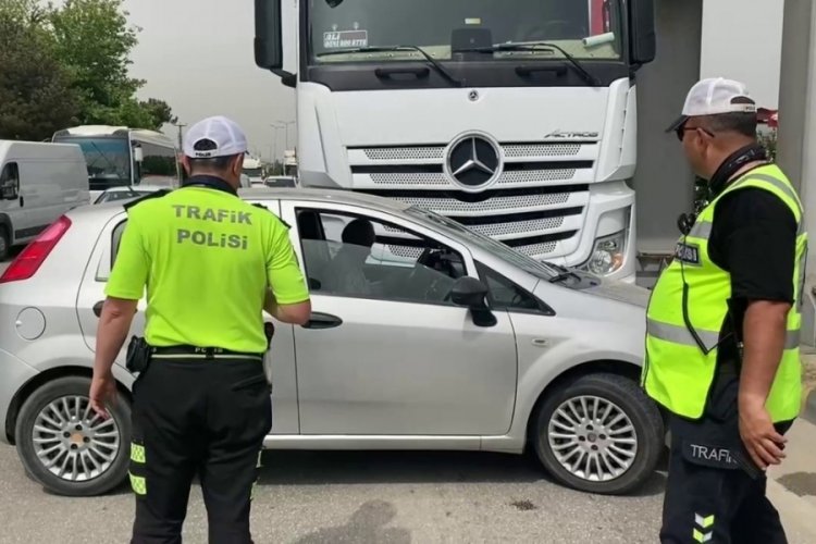 TIR s&uuml;r&uuml;c&uuml;s&uuml; fark etmedi, otomobil metrelerce s&uuml;r&uuml;klendi