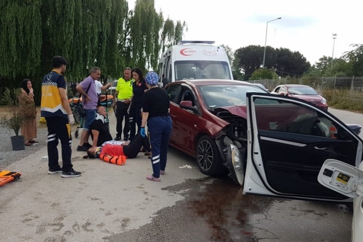 İki otomobil kafa kafaya &ccedil;arpıştı: &Ccedil;ok sayıda yaralı var