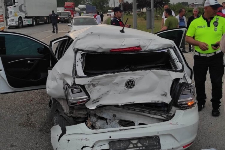Kamyon kırmızı ışıkta bekleyen ara&ccedil;lara &ccedil;arptı: 1 &ouml;l&uuml;, 2 yaralı