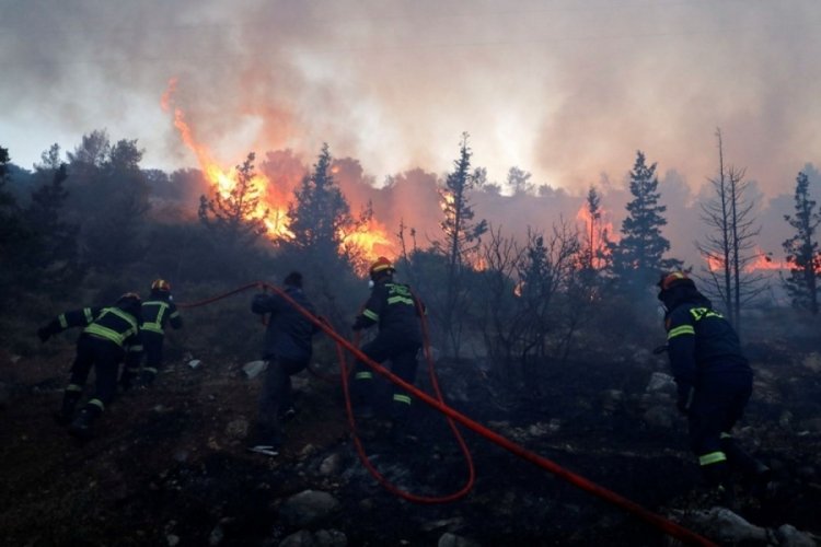 Yunanistan'da b&uuml;y&uuml;k yangın: Bazı b&ouml;lgelerde tahliyeler başladı