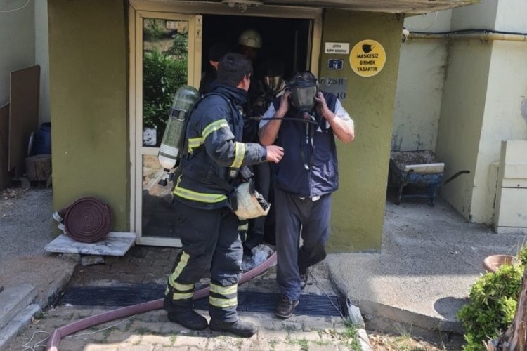 &Ccedil;ıkan yangında dumandan etkilenenlere kendi maskelerini verdiler