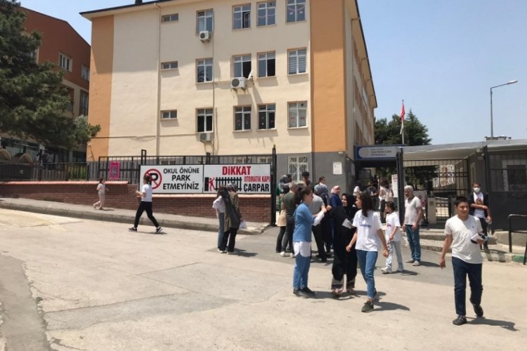 Bursa'da sınav maratonu bitti, heyecan s&uuml;r&uuml;yor