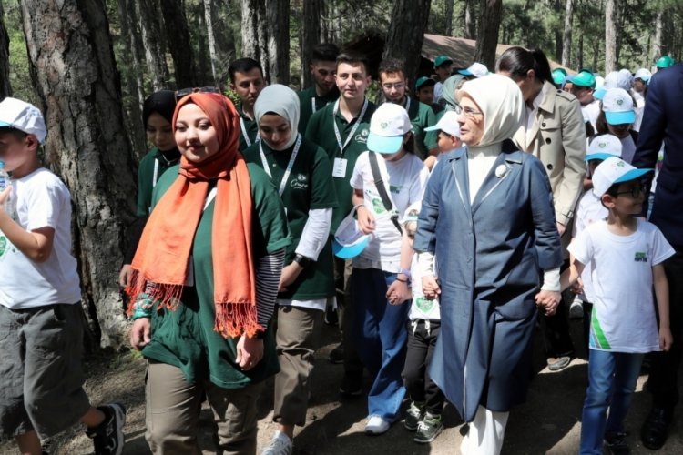 Emine Erdoğan,&nbsp;gen&ccedil;lerle &ccedil;evre y&uuml;r&uuml;y&uuml;ş&uuml; yaptı