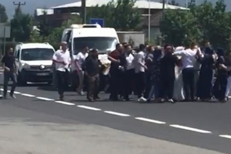 D&uuml;zce'de d&uuml;ğ&uuml;n konvoyunun &ouml;n&uuml;n&uuml; kesen s&uuml;r&uuml;c&uuml;yle damat kavga etti