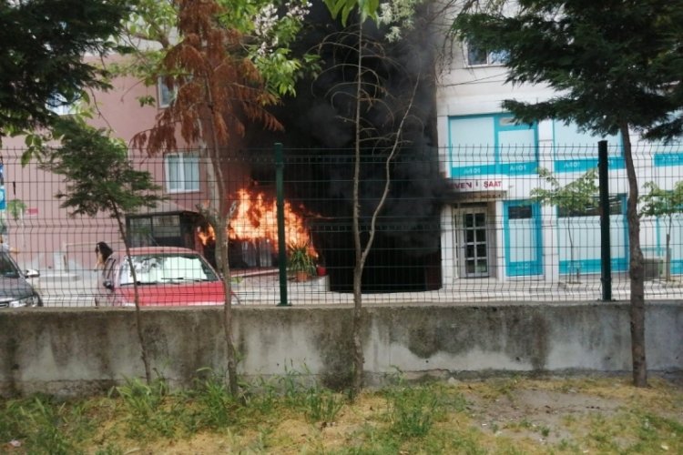 Yangını s&ouml;nd&uuml;rmek isterken yanan esnaf hayatını kaybetti