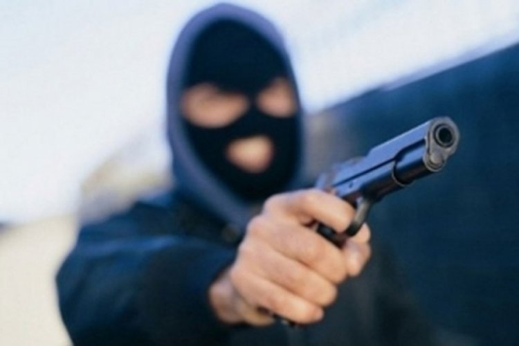 12 yaşındaki &ccedil;ocuk, eline silah alıp benzin istasyonunu soydu