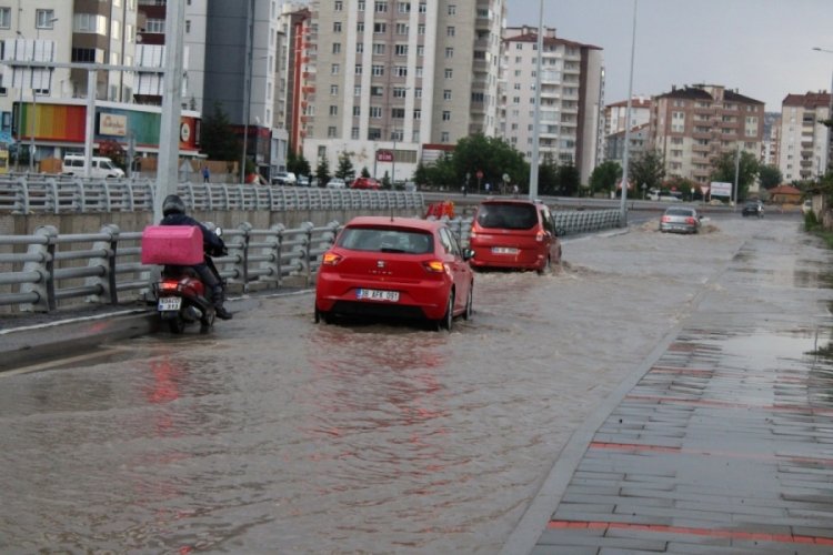 Sağanak yağış hayatı olumsuz etkiledi