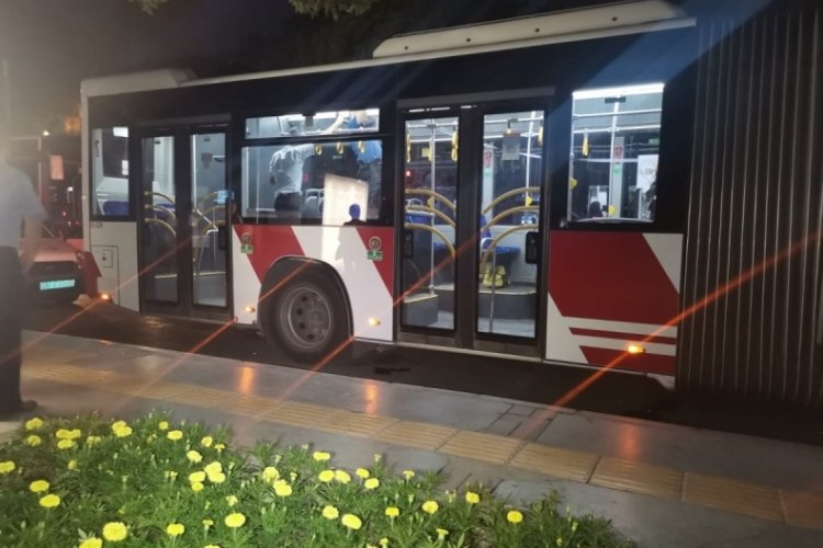 İ&ccedil;inde yolcular bulunan belediye otob&uuml;s&uuml;ne mermi isabet etti