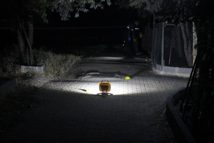 Komşular arasında silah ve bı&ccedil;aklı kavga: 2 yaralı