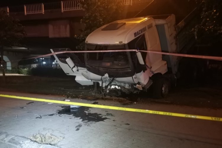 Otomobile &ccedil;arpan kamyon alt yola d&uuml;şt&uuml;: 1 &ouml;l&uuml;, 5 yaralı