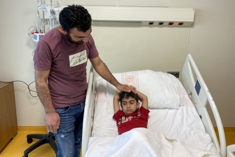 Korkun&ccedil; olay! Minib&uuml;s&uuml;n ezdiği &ccedil;ocuğun idrar kanalı koptu
