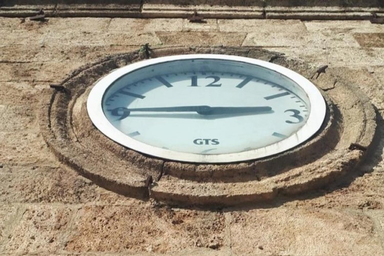 Tarihi Saat Kulesi'nin orijinalini &ccedil;alıp plastiğini takmışlar